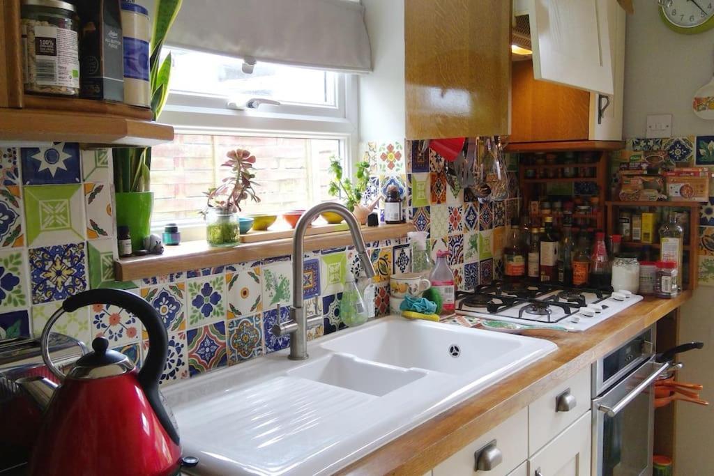 Colourful, Cosy City Home باث المظهر الخارجي الصورة
